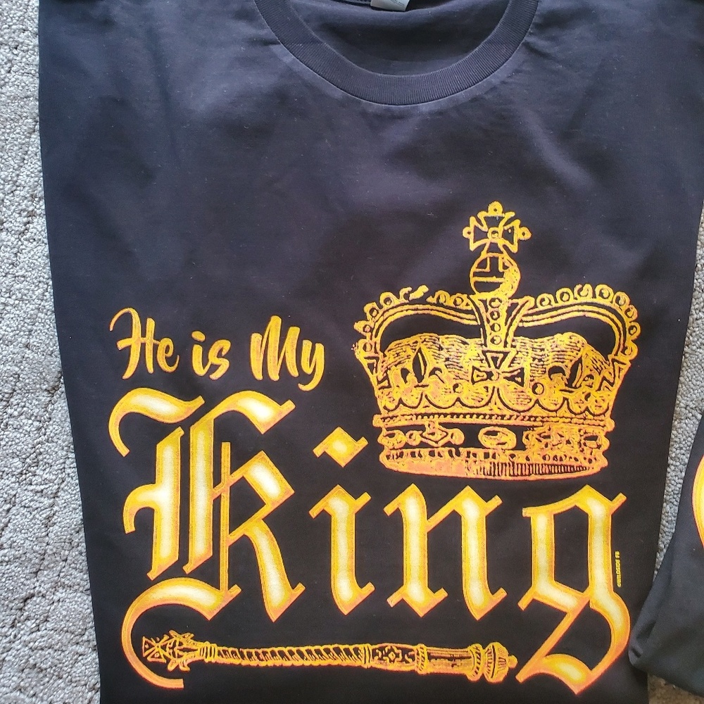 HE'S MY KING GRAPHIC TEE